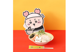 「ちいかわラーメン 豚」古本屋のノベルティステッカー付き♪ 新作メニュー“油そば”が期間限定で登場