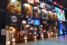 「鬼滅の刃」や「黄泉のツガイ」「あかね噺」など…巨大ブースに注目作が集結！アニプレックスが放つ“2026年アニメ最前線”【AJ2026】