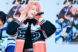 「今日はみんな俺の歌で抱いてやるよ！」舞台「多聞くん今どっち!?」フリーミニライブにて新曲披露【オフィシャルレポート】