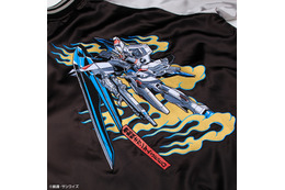 フリーダム＆ジャスティスをドーン！ 「ガンダムSEED」ガンダムが描かれたスカジャン登場！ リバーシブル仕様で2デザイン楽しめる