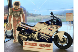 「バリバリ伝説」巨摩郡のCB750F実車に跨ろう！最新VRシミュレーターで体感！体験型展示が実施中