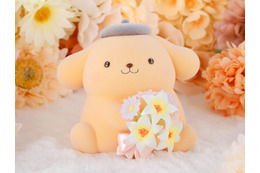 愛くるしい瞳にメロメロ♪ 「ポムポムプリン」パステルカラーverがついに発売！ ユリ&ミヤコワスレを手にちょこんと佇む姿がキュート