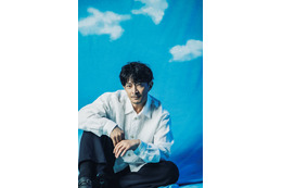 声優・津田健次郎の夏空な爽やかグラビアに釘付け…！蒼井翔太、増田俊樹×八代拓×小野賢章の生写真特典も！「TVガイドVOICE STARS vol.38」全ラインナップ発表