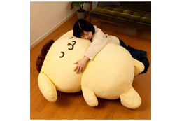 「ポムポムプリン」そのサイズ、全長約105cm!?　すべてを受け入れてくれる大きさが魅力のぬいぐるみ型クッションが予約受付中♪