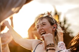 夏フェスシーズン到来！約7割が「ライブ終了後に耳の異変」を経験…“イヤープラグ”が対策になる!?　オーディオテクニカが調査