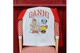 「ディズニー」×GANNIコラボ第3弾！ デイジーとミニーの大冒険を大胆にプリント♪ Tシャツやスウェット、アクセサリーがラインナップ