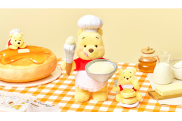 「くまのプーさん」8月3日は“はちみつの日”！コック帽をかぶったプーさんが超キュート♪とろ～りはちみつのパンケーキをテーマにした新コレクションが登場