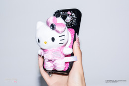 「ハローキティ」Y2Kファッションに大変身☆レオパード柄やぬいぐるみチャームが「CASETiFY」コラボで登場