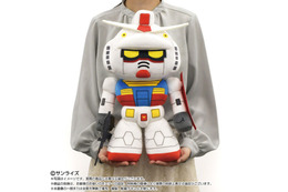 ガンダム、シャア、アムロのキュートな“でかぬい”が登場♪　抱きしめるのにぴったりなサイズ感を確かめよう！