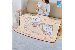 「ちいかわ」BIGサイズのブランケットが10月中旬よりプライズ展開！お菓子作りイラストや、斧を持って飛び掛かる金太郎デザインの2種 画像