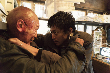 映画「ミュージアム」小栗旬vs妻夫木聡、壮絶バトルシーンの場面写真が公開 画像