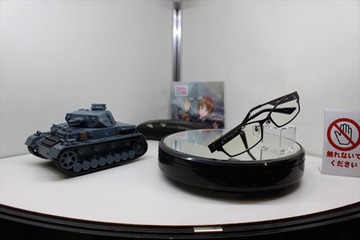 「ガルパン」コラボも登場「執事眼鏡eyemirror」メガネっ娘とメガネ男子が集結【コミケ91】 画像