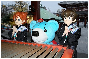 「イナズマ」「ダンボール」の巨大羽子板登場　浅草寺に天馬とバンが参拝 画像