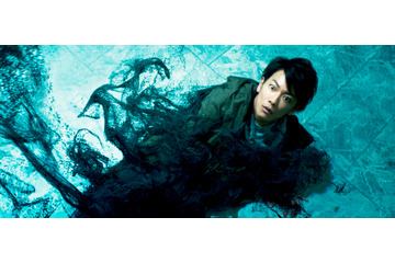 映画「亜人」特報を公開 佐藤健、綾野剛がアクションを披露 画像