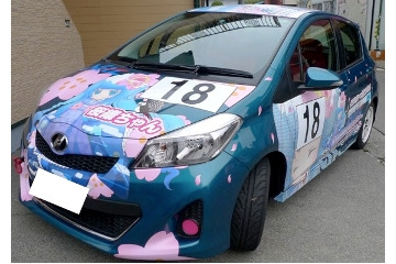 富士吉田市のPRキャラ「桜織（さおり）ちゃん」　GWに痛車でレース出場　 画像