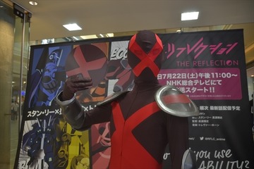 「THE REFLECTION」エクスオンが新宿に参上！ 猛暑から人類を救うべくうちわを配布 画像