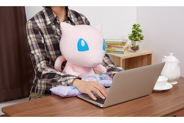 「ポケモン」楽な姿勢をゲットだぜ！ 幻のポケモン・ミュウが可愛くPCクッション化 画像