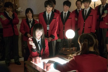 実写「賭ケグルイ」美少女2人が賭け狂う！ 屈辱の人間椅子シーンも 画像