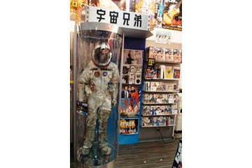 映画「宇宙兄弟」の宇宙服がSHIBUYA TSUTAYAにて展示開始 画像