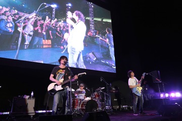 「フリクリ」the pillowsがコミコンで野外ライブ！主題歌含む14曲熱唱のライブレポート 画像