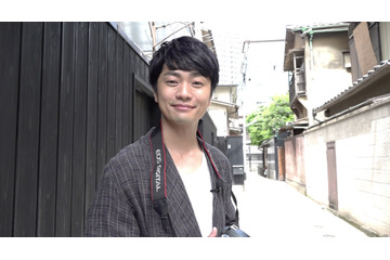 福山潤、カメラ片手に神楽坂を散策！「京都に感じた面白さと共通のものを感じる」 画像