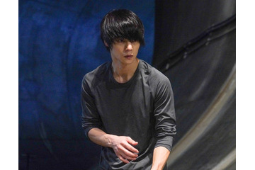 実写映画「東京喰種2」アクションはどれだけ進化した？ 金木研・窪田正孝、“一触即発”な場面写真が公開 画像