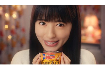 声優・逢田梨香子が「あなたのお供にしてください」 部屋着＆メガネ姿でCM出演 画像