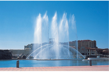 「崖の上のポニョ」の噴水ショー 水と光の競演で表現 画像