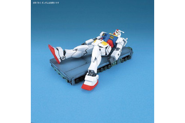 「機動戦士ガンダム」第1話“ガンダム大地に立つ!!”が再現できる！ ガンダムトレーラー、プラモデル化 画像