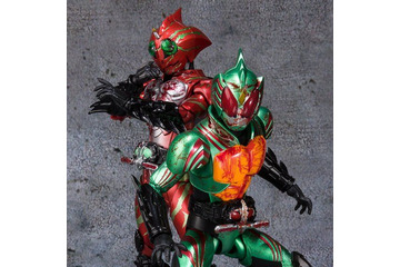 「仮面ライダーアマゾンズ」アマゾンアルファ＆オメガ、血みどろの死闘を繰り広げる姿で立体化！ 画像