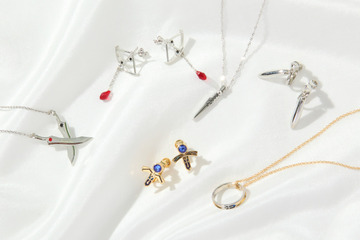 「Fate[HF]」さりげなく“推しサーヴァント”アピール！ セイバーたちをイメージしたアクセサリー登場 画像