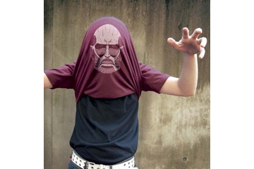 「進撃の巨人」60m級巨人になれるTシャツ登場　裾を裏返して・・・ 画像