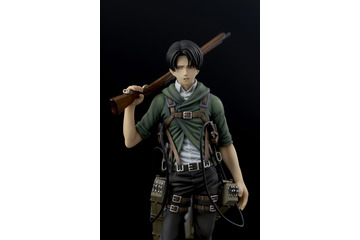 「進撃の巨人」リヴァイ、緑パーカー姿＆ケニー戦衣装で立体化！ “BRAVE-ACT”から新規造形で登場 画像