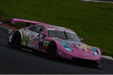 ももクロ、痛車でサーキット体験　日本一速い男の運転に「すごくよい感じ」 画像