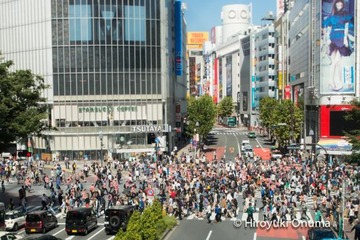 「実写版！ウォーリーを探せ」　都内各所にウォーリー約100人出現、作者誕生日で企画 画像