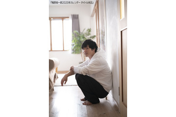 梅原裕一郎、“初”のカレンダー発売決定！ オール撮り下ろし写真、収録内容の異なる卓上・壁掛けで展開 画像