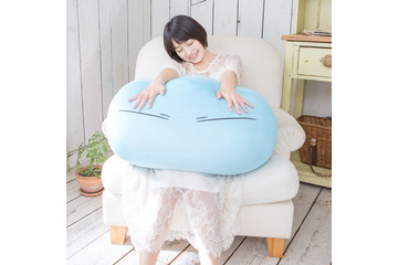 「転スラ」ぷにっぷにな抱き心地♪ スライム形態のリムルが約60cmの超特大ぬいぐるみに 画像