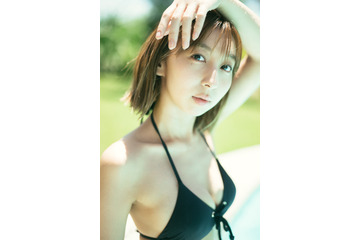飯田里穂、水着姿も披露で大人の女性へ…芸能20周年記念写真集が発売「素の表情の私がたくさん」 画像