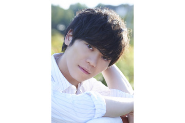 声優・古川慎、写真集で“脂の乗った魅力”が全開！ 本人も太鼓判「なかなかこういう古川は見ないんじゃないか？」 画像