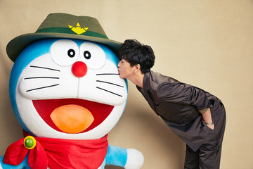 木村拓哉がドラえもんにキス！雑誌「Oggi」表紙でドラえもんと共演 画像