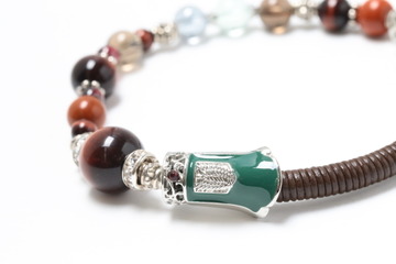 「進撃の巨人」調査兵団マントがポイント！エレン、リヴァイらモチーフの天然石アクセサリー登場 画像