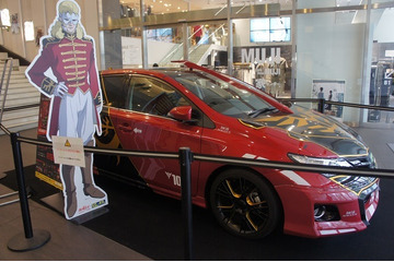 新宿ピカデリーに真っ赤なオーリス　シャア専用ではなくフル・フロンタル専用！ 画像