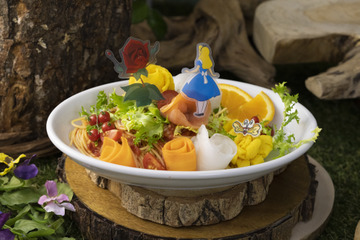 ディズニー「ふしぎの国のアリス」不思議な世界に迷い込もう！カフェが東京・大阪・名古屋で開催 画像