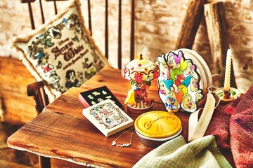 【ディズニー】物語の世界をアンティーク風に表現「白雪姫」モチーフのアイテムがディズニーストアに登場 画像