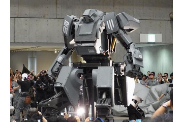 ワンフェス2012夏に登場　搭乗可能な巨大ロボット「クラタス」、幕張メッセに立つ 画像