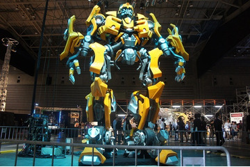 横浜に高さ7mオプティマスプライム、6mバンブルビー到着　トランスフォーマー博スタート 画像
