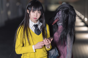 【コスプレ】「見える子ちゃん」四谷みこ＆異形な“ヤバいやつ”の再現度がスゴい！ 画像