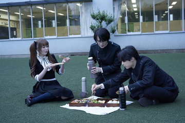 映画「ホリック xxxHOLiC」四月一日（神木隆之介）＆百目鬼（松村北斗）&ひまわり（玉城ティナ）の仲良しシーン公開♪ 画像