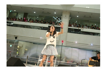 LiSA　2ndシングルで快進撃　オリコンデイリー1位獲得、発売イベントに2千人ファン集結 画像