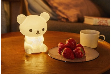 「リラックマ」ちょこんと座った姿がキュート♪ ぷにぷに質感のルームライト登場！ ふわふわのクッションも♪ 画像